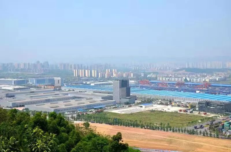 重庆国际物流枢纽园区运行繁忙