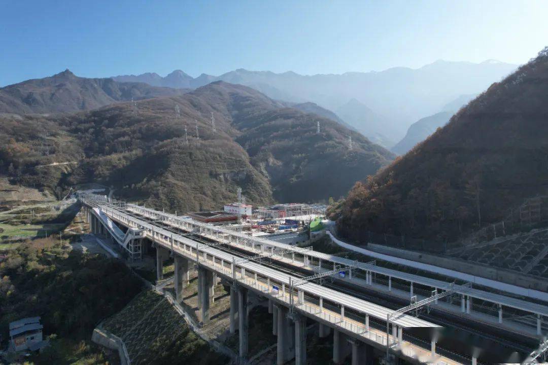 川青铁路德胜隧道历时10年全线贯通