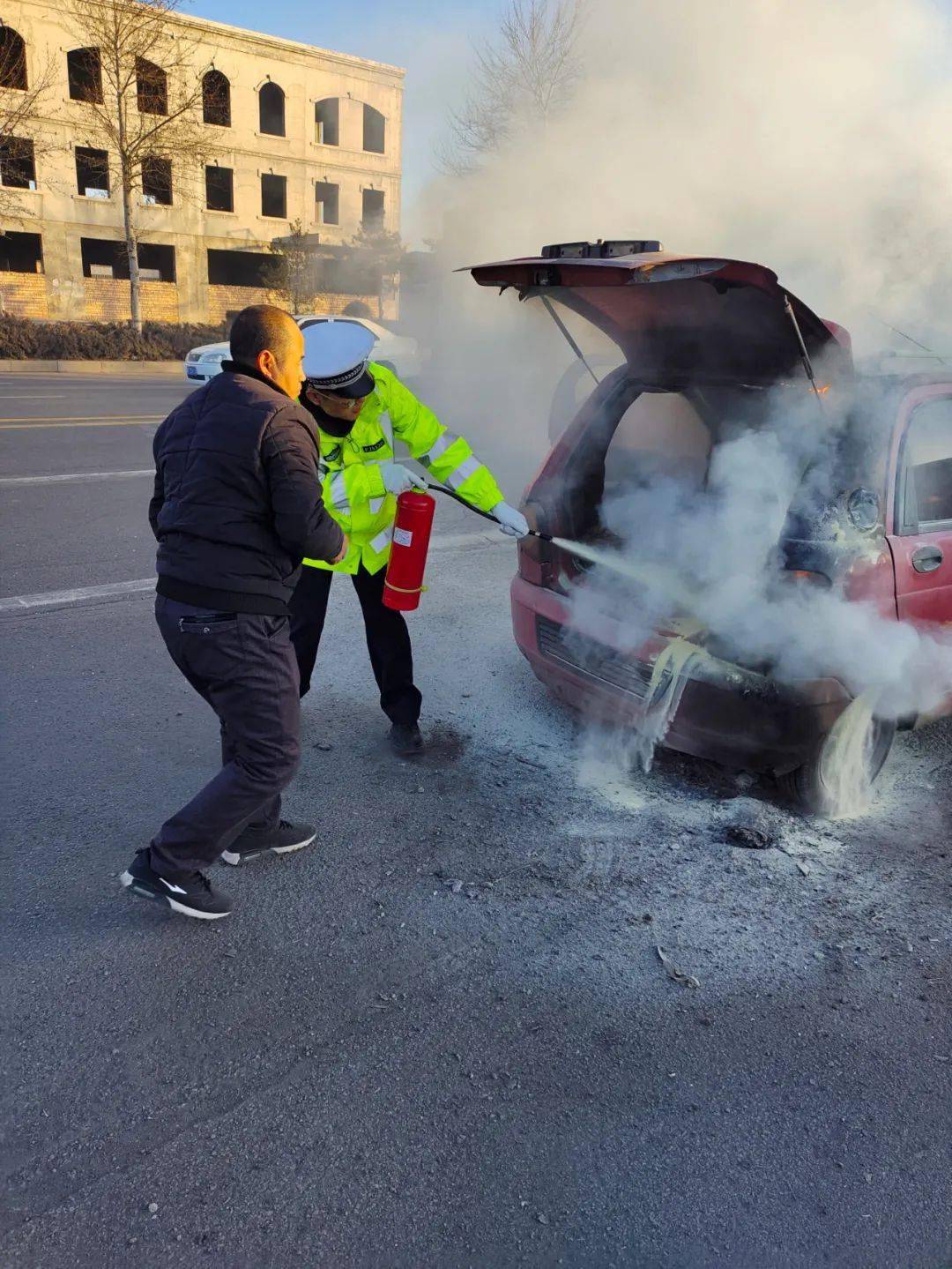 电动自行车街头自燃10支灭火器无法灭火，消防员教你如何有效灭火