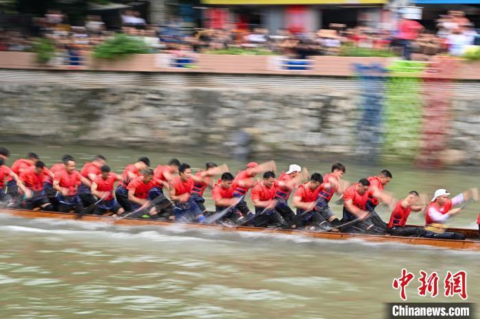 龙舟竞渡迎端午