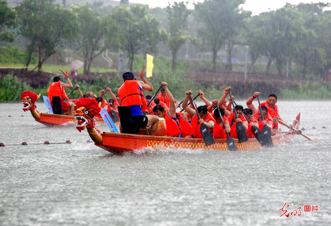 龙舟竞渡迎端午