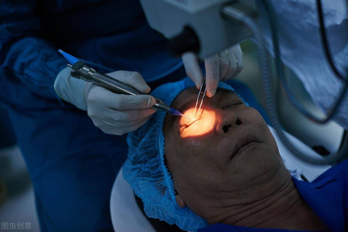 成都中医大银海眼科医院完成首例折叠式人工玻璃体球囊植入手术