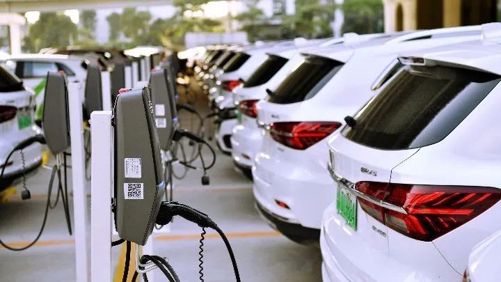 多部门:鼓励限购城市放宽车辆购买限制 增发购车指标