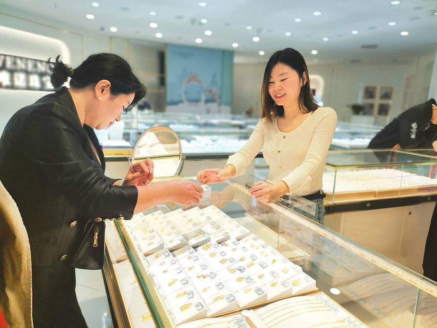 消费电商激发市场潜能 前五月网上零售额增长百分之十二点四