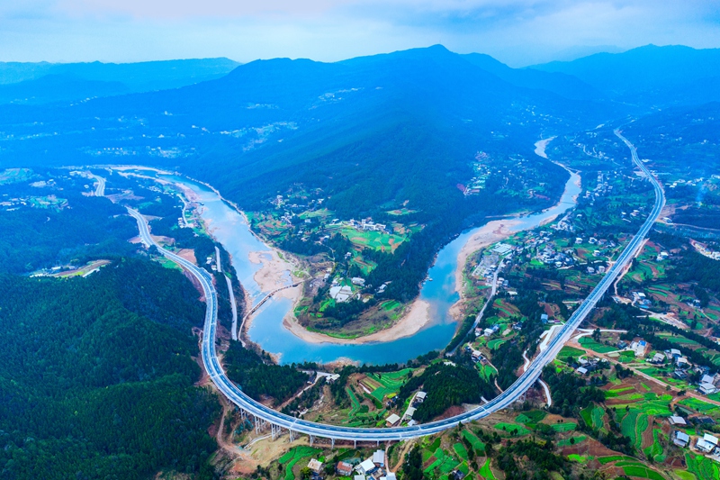 串联起川陕革命老区核心区域 巴南高铁开通运营