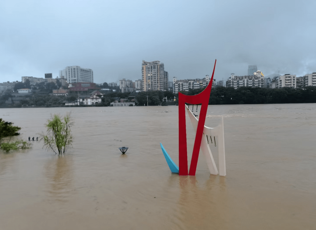 各地全力应对强降雨 防汛救灾加紧进行