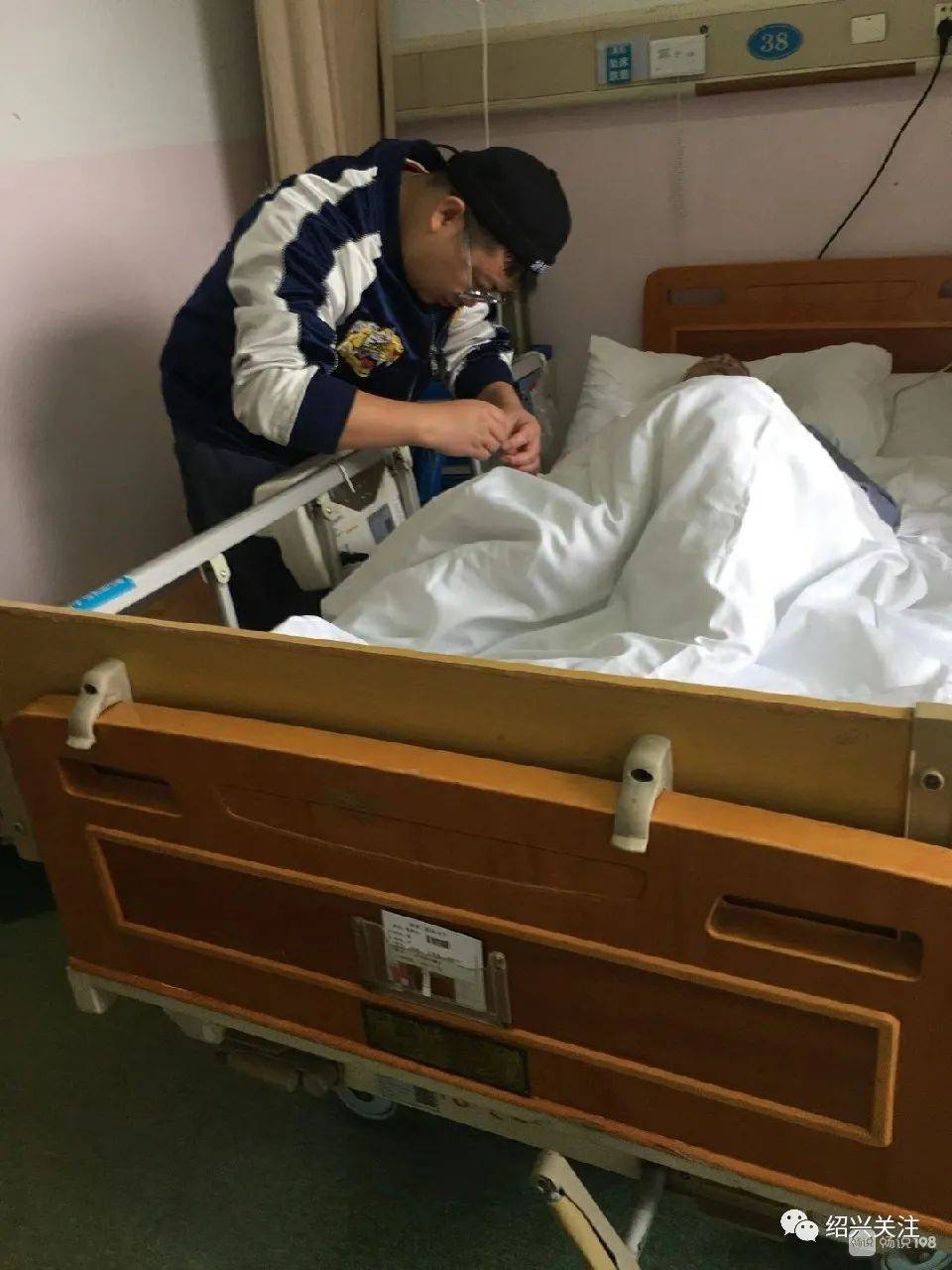 新华视点丨“无陪护”病房能否避免“一人生病全家忙”？