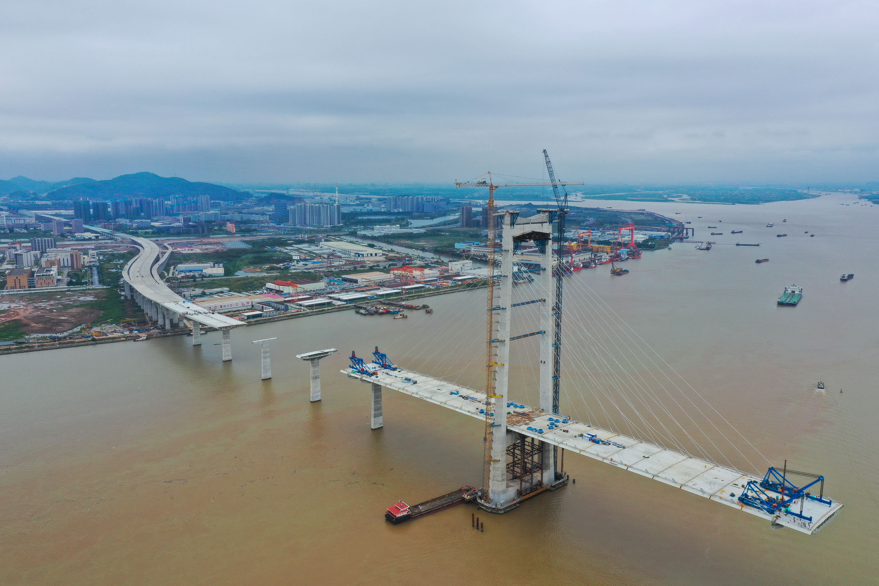 深中通道开通首周日均车流量超十万车次