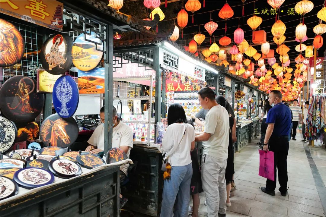 怀远夜市“夜经济”带动暑期消费热