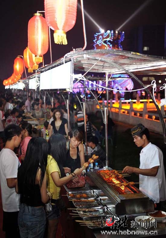 怀远夜市“夜经济”带动暑期消费热