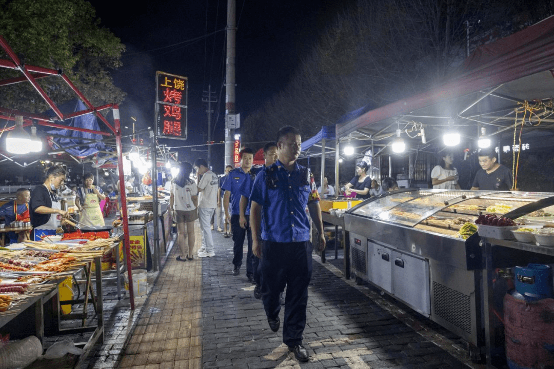 怀远夜市“夜经济”带动暑期消费热