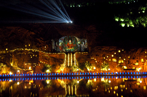 石窟夜游：历史的“仙气”遇见人间烟火气