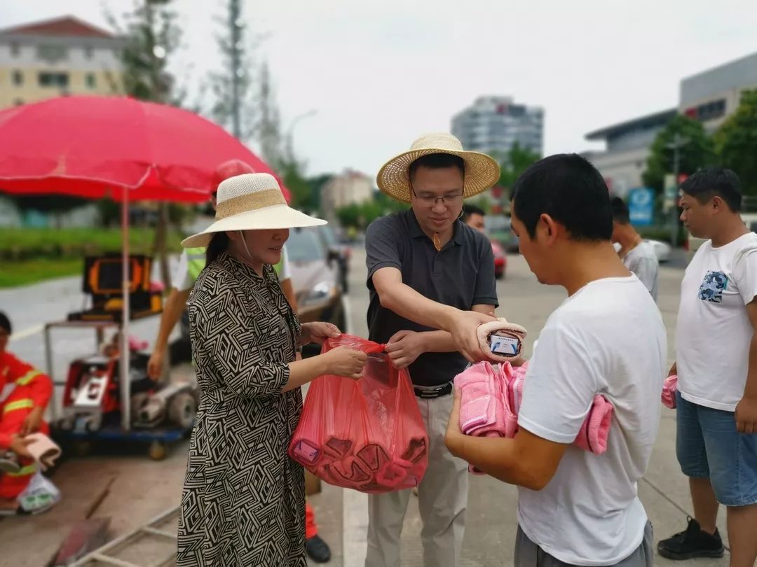 成都誉美医院：千斤西瓜送清凉 情意暖暖感人心