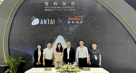 对话亚马逊中国副总裁杨钧：先进制造、服务机器人、新能源成为B2B“新三样”丨出海深观察