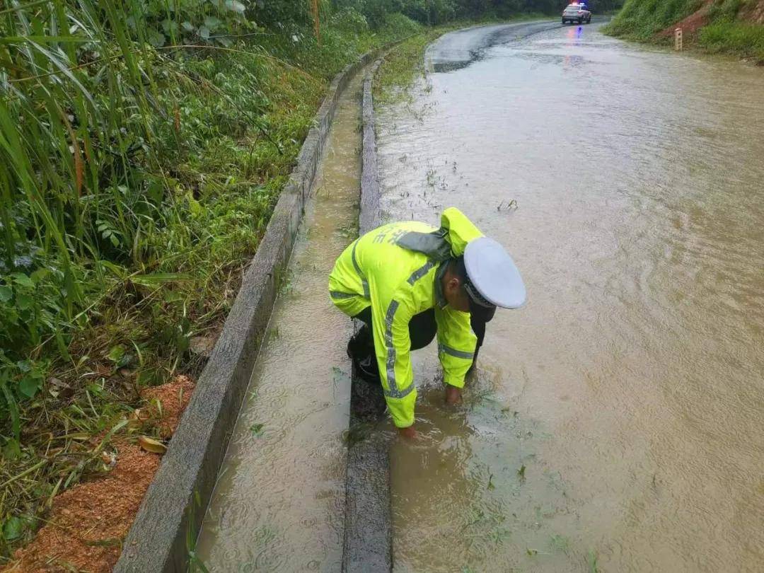 多地暴雨频发，雨天安全行车请听交警“支几招”