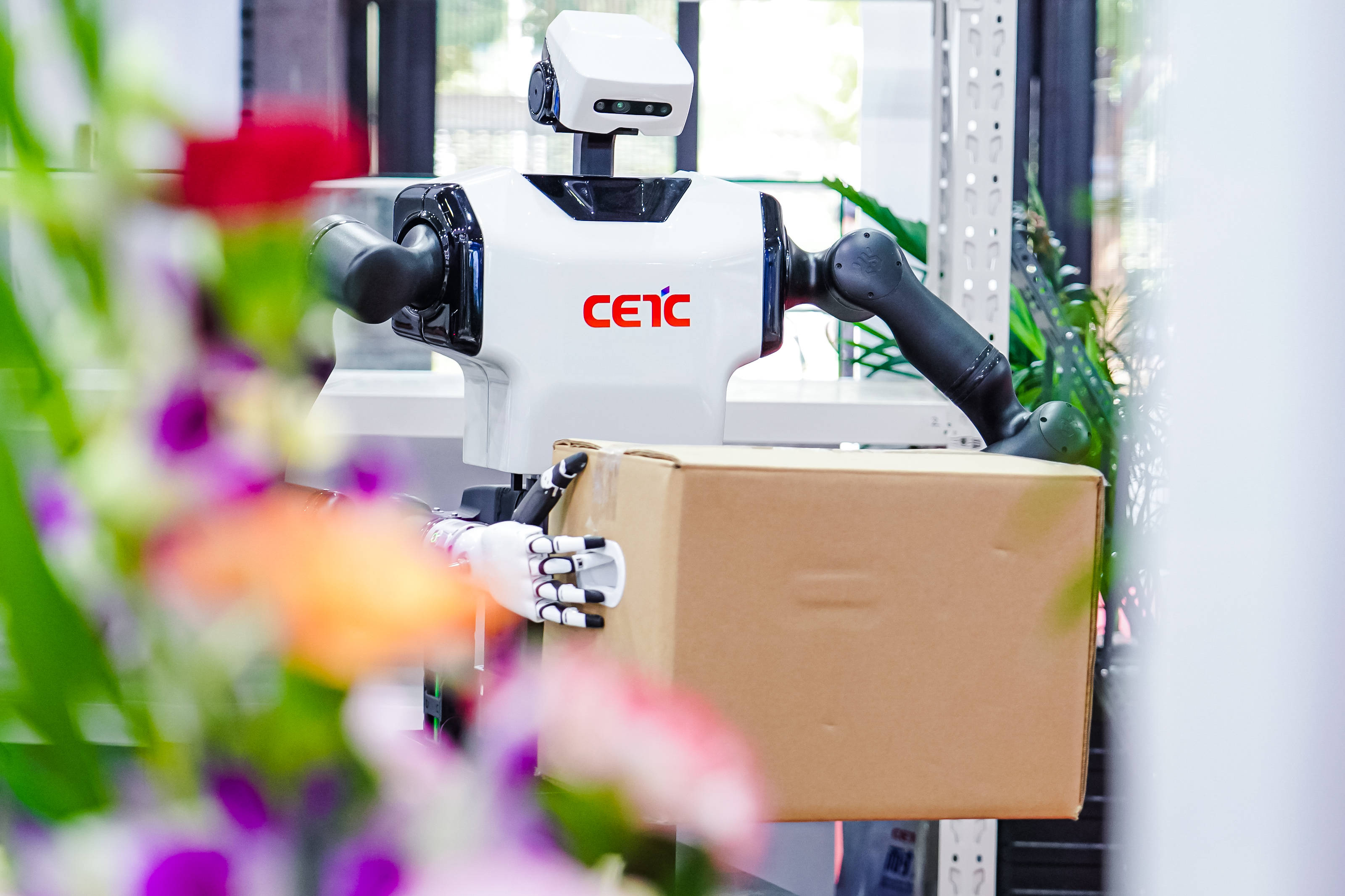 首款人形机器人发布，软通动力涨逾8%！公司回应