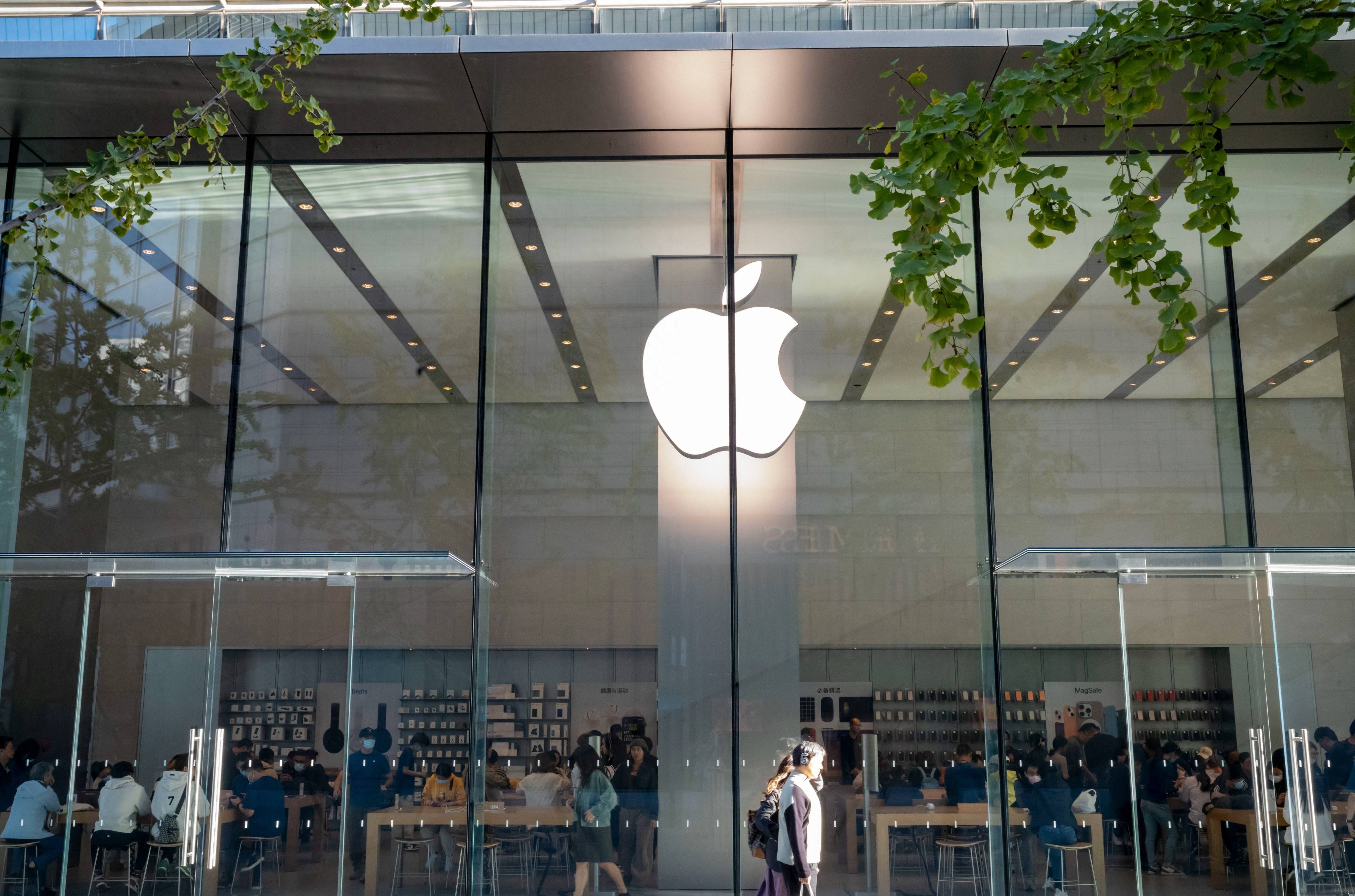 传国行苹果AI与阿里敲定合作,港股科技30ETF(513160)半日涨超2%,阿里巴巴-W涨超6%