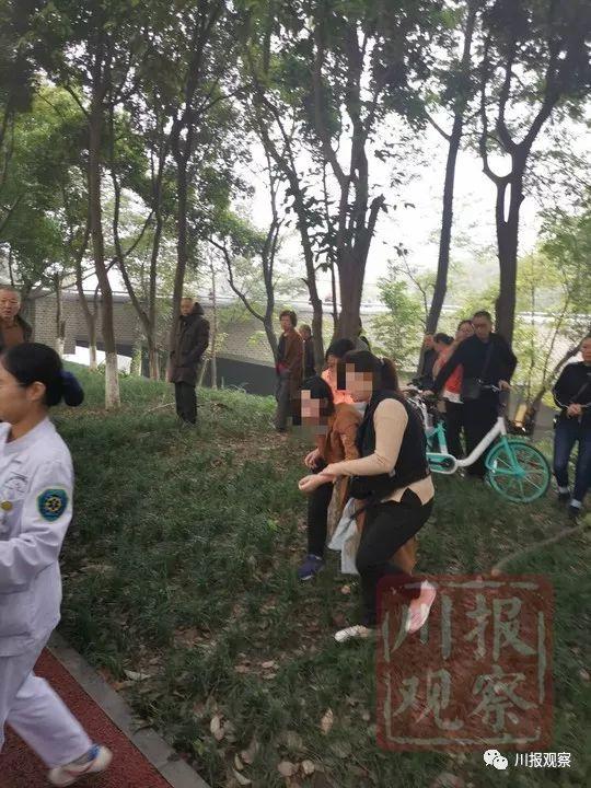 惊险十分钟!成都两护士火车站救回猝死旅客