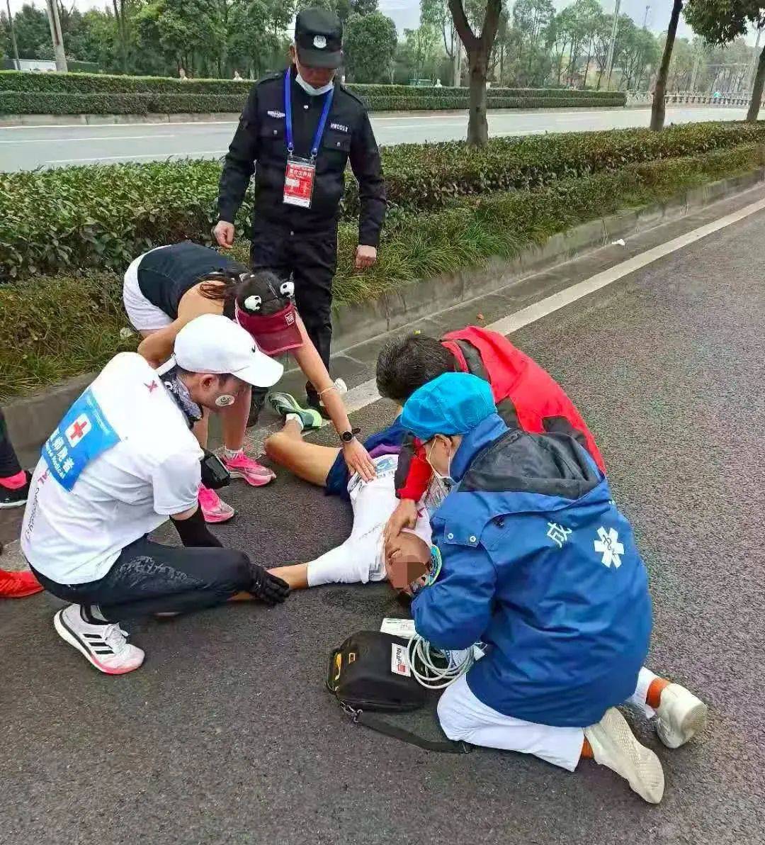 惊险十分钟!成都两护士火车站救回猝死旅客