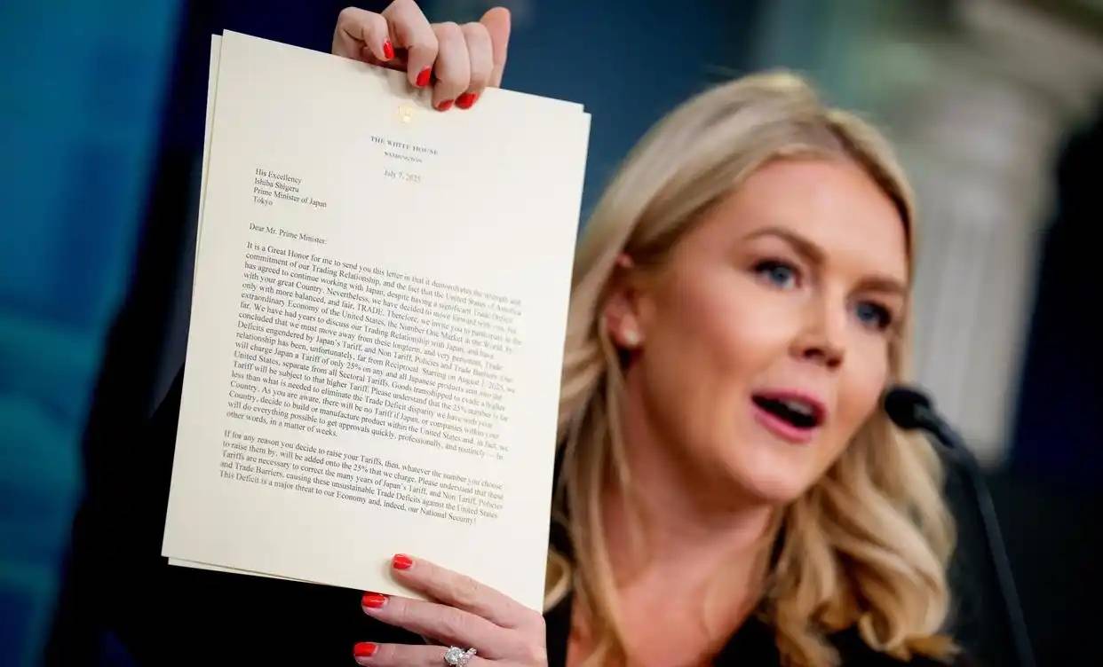 关税冲击显现，特朗普喊话必须降息，低费率黄金ETF华夏(518850)小幅走强