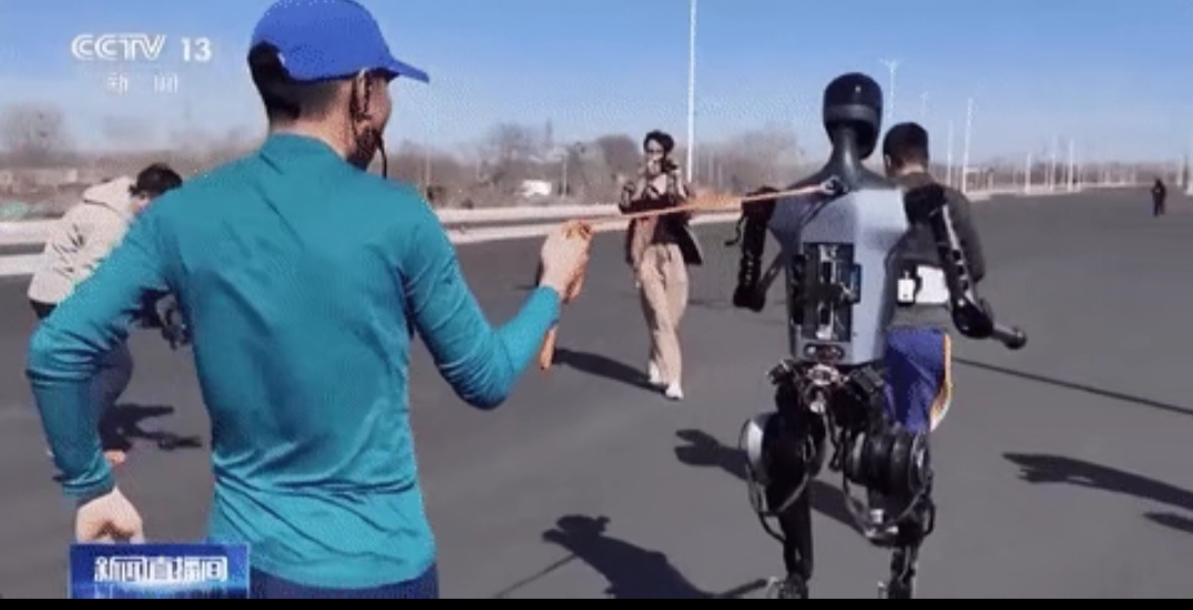 最快明年底：人形机器人将理解人类指令做任何动作！“全市场唯一两百亿规模”机器人ETF(562500)盘中持续冲高，涨幅超2%领涨同类！