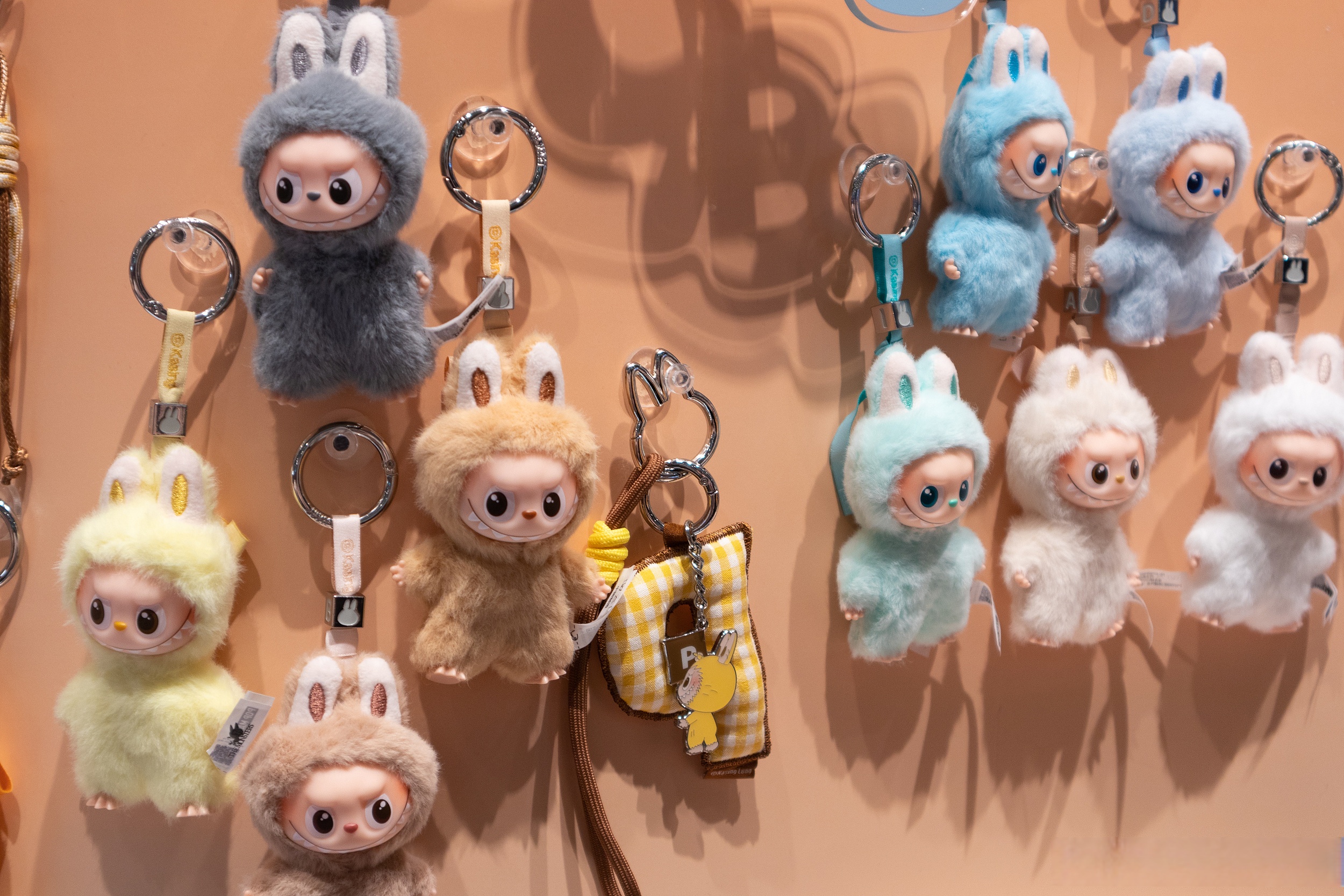 Labubu不再稀缺？泡泡玛特一度跌超9%，卖空金额飙升77%