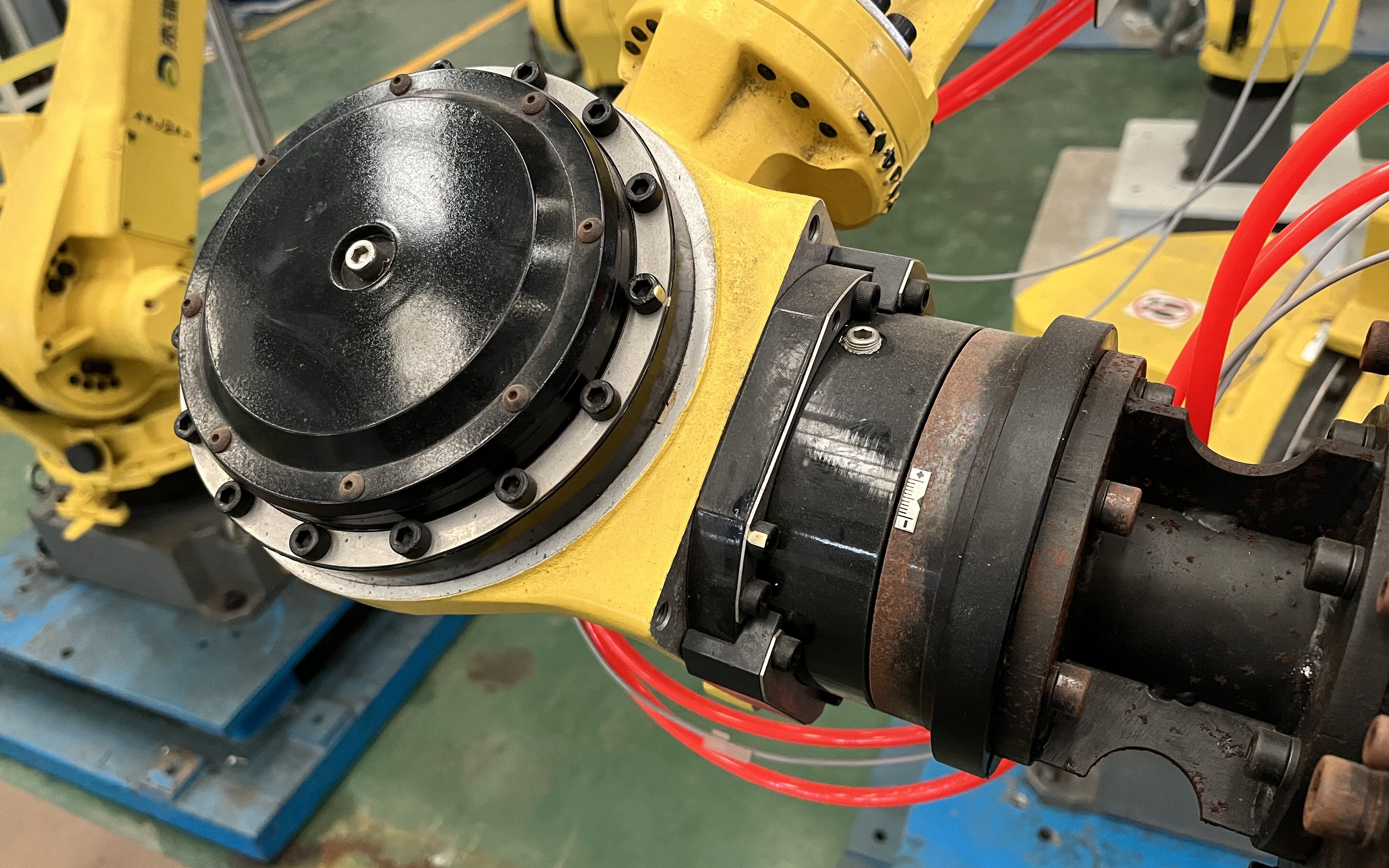 宇树科技、云深处科技中标多足智能巡检机器人项目！机器人ETF(562500) 盘中震荡企稳，快克智能领涨超5%
