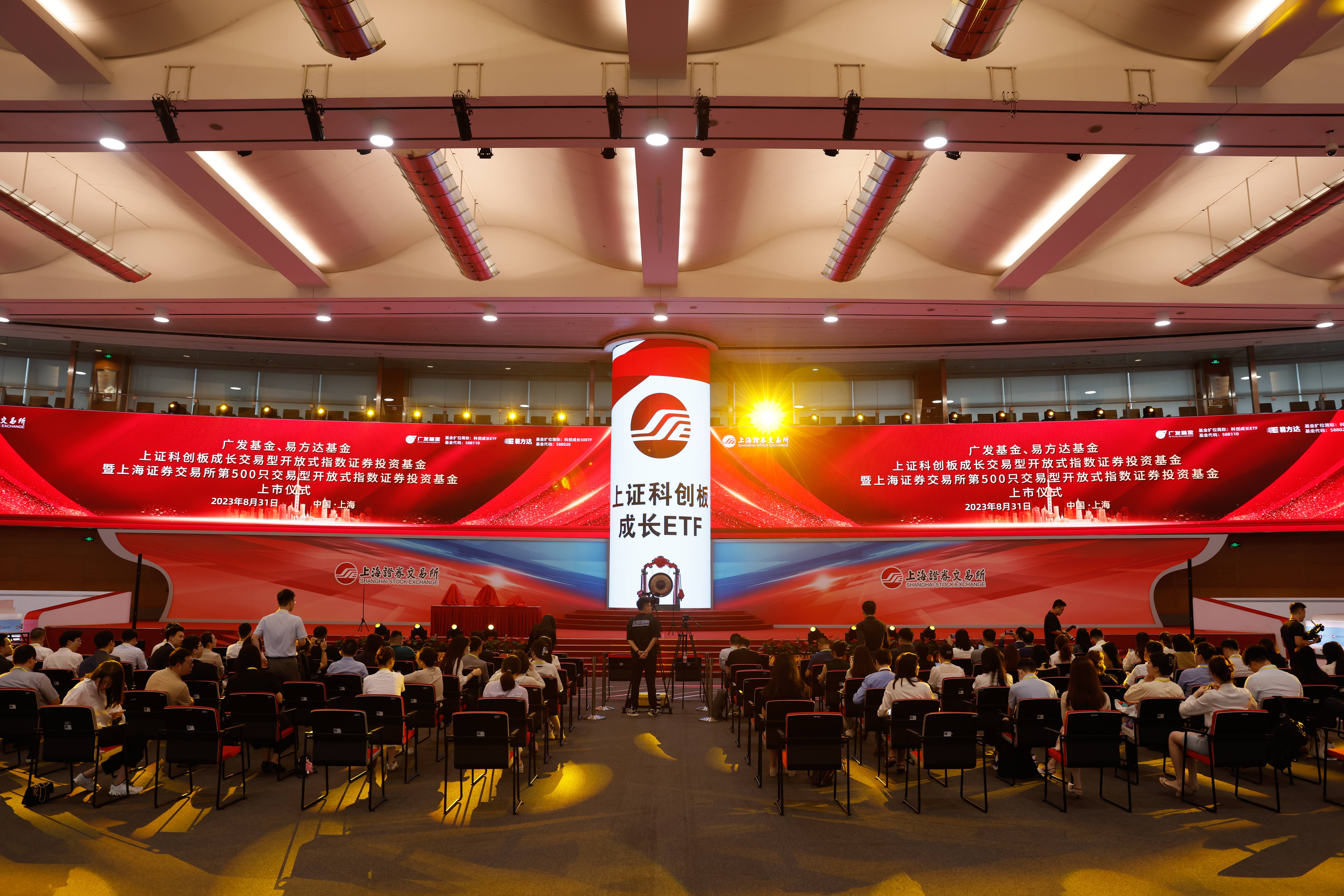 国证新能源电池指数领涨市场，储能电池ETF易方达（159566）获资金大笔加仓